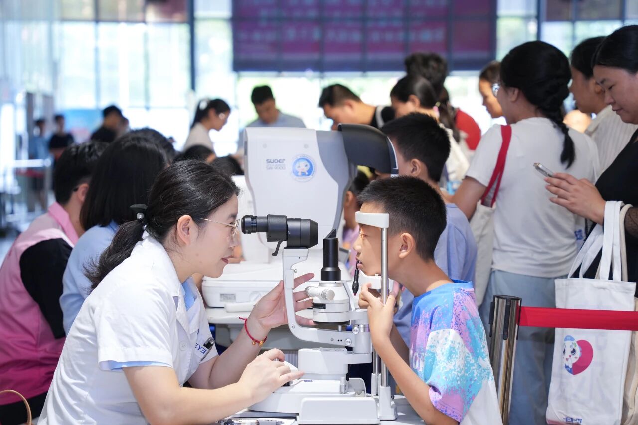 2025“护瞳成长・睛彩未来”公益项目深入塘厦、常平，以“四个一”守护多镇街儿童眼健康